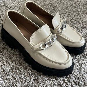 No Boundaries size 10 loafers with silver chain
